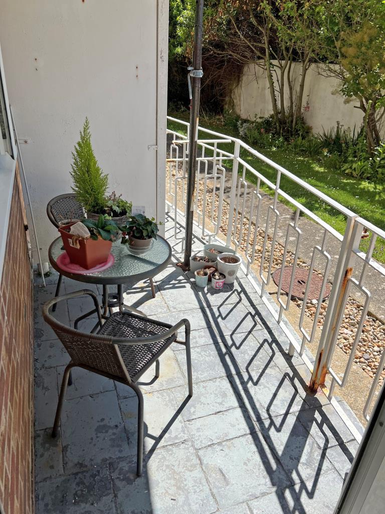 Lot: 108 - VACANT GROUND FLOOR FLAT FOR INVESTMENT OR OCCUPATION - Library Photographs - taken when previously let
